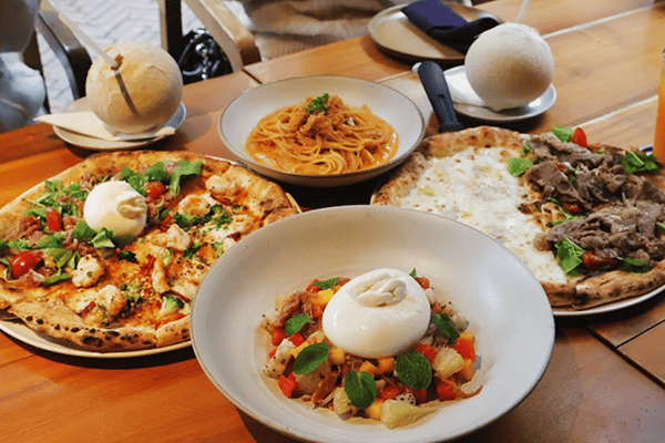 Pizza 4P's 徒歩5分